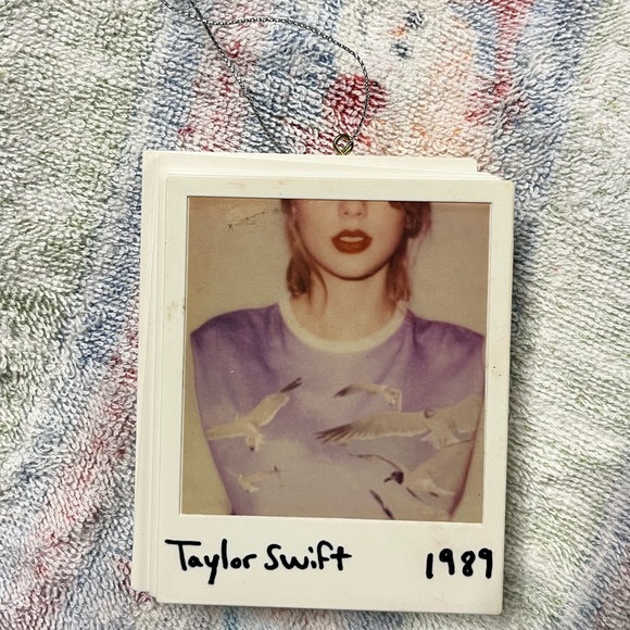 Taylor Swift - Picture 1 of 2